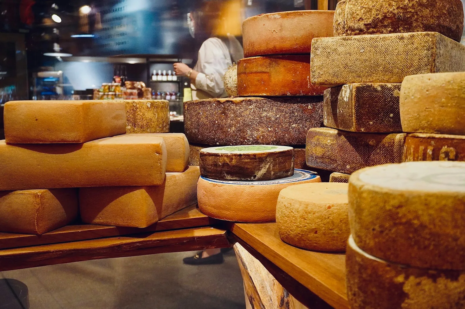 Le comptoir de la fromagerie, couvert de fromages