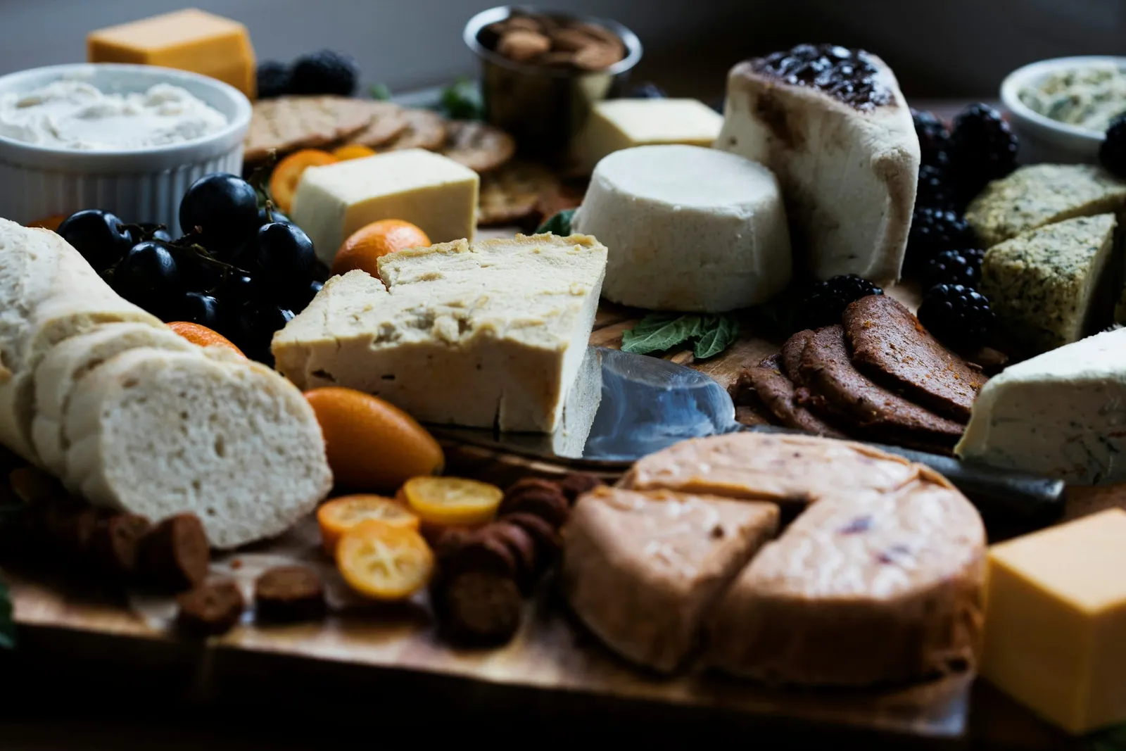 Un plateau de fromages variés avec raisins et noix