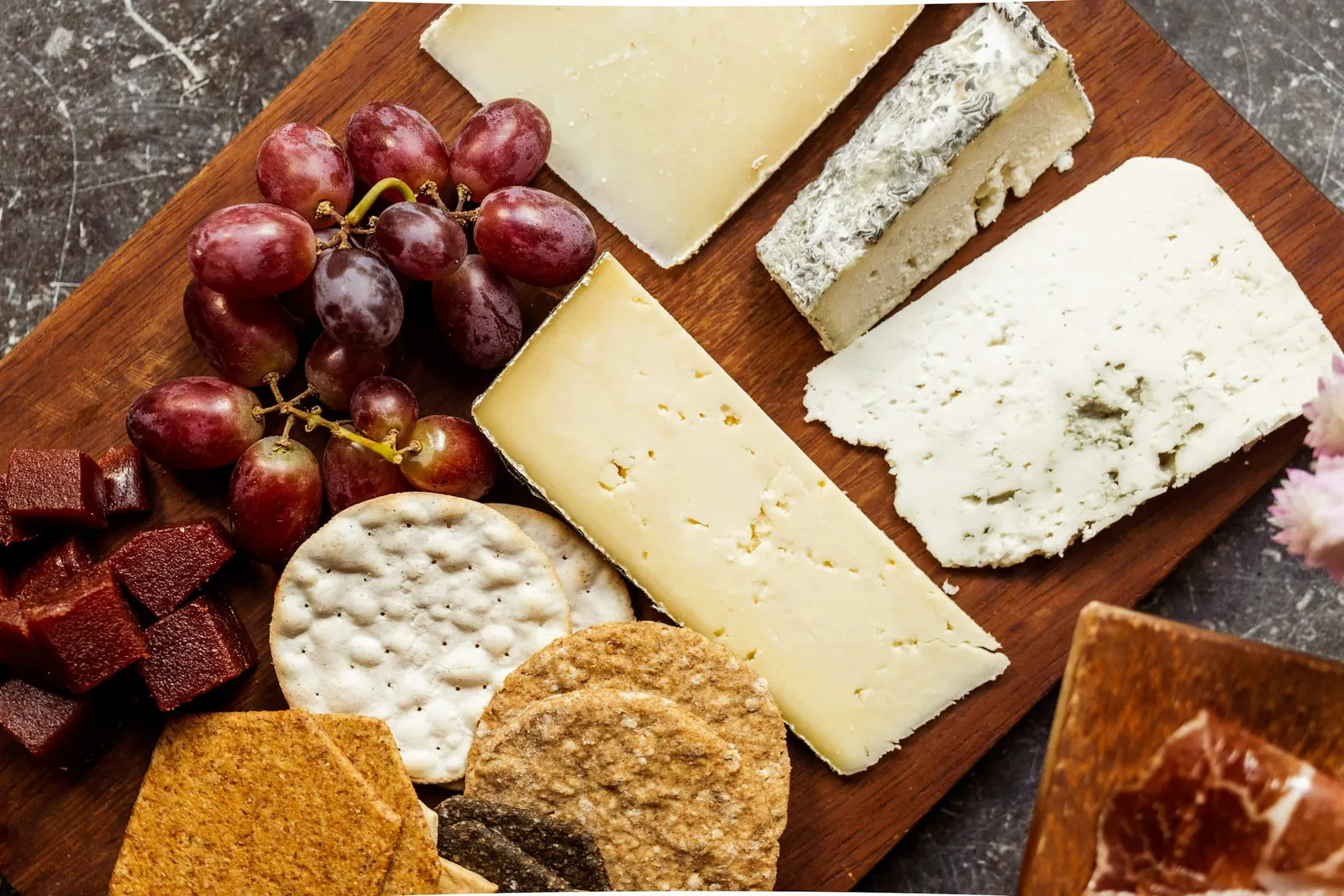 Plateau de fromages composé, vu de dessus